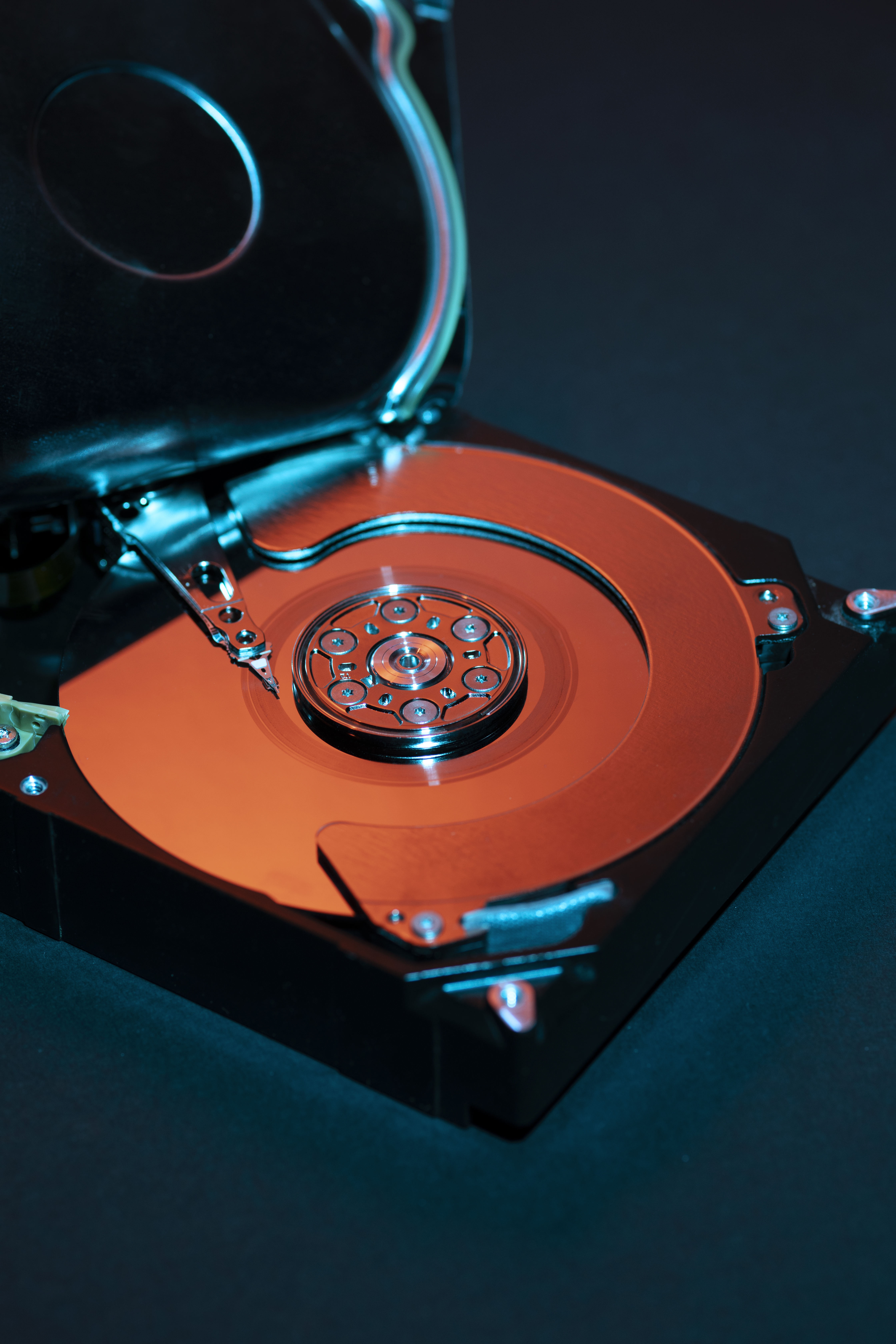 Disque dur ouvert évoquant la conservation sécurisée des fichiers musicaux